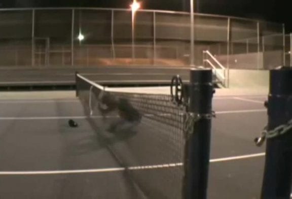 Sauter par-dessus un filet de tennis FAIL