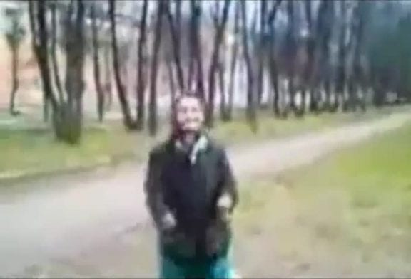 Grand-mère danse sur de la techno