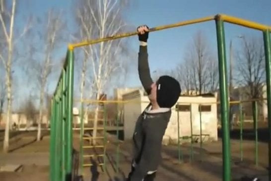 Entrainement sportif d’un enfant en chaise roulante