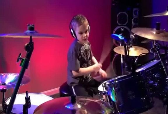 Batteur de 6 ans joue 