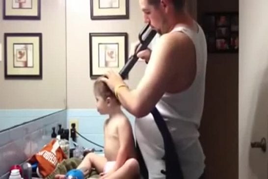 Comment un père coiffe sa fille