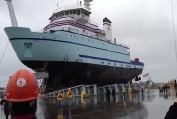 Immense navire est mis à l’eau dans un port
