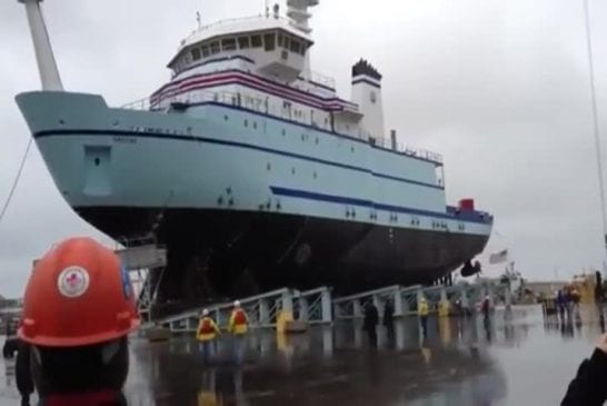 Immense navire est mis à l’eau dans un port