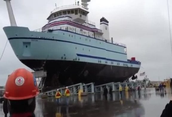 Immense navire est mis à l’eau dans un port