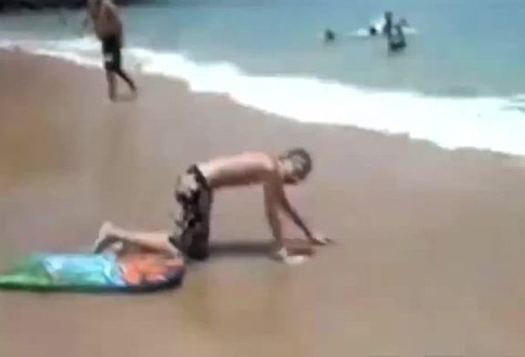 Faceplant d’un amateur de surf