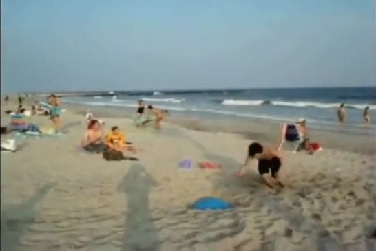 Balle trampoline sur la plage