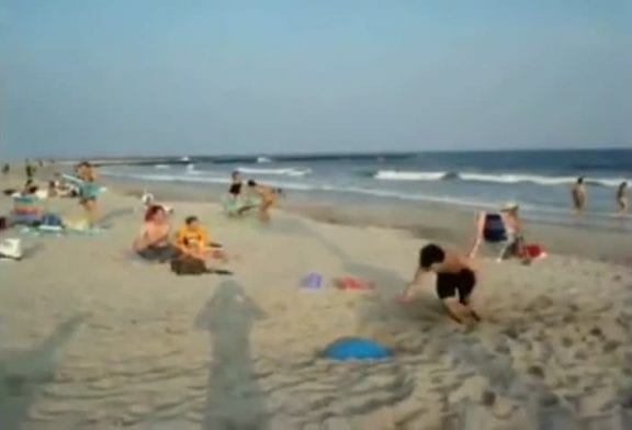 Balle trampoline sur la plage