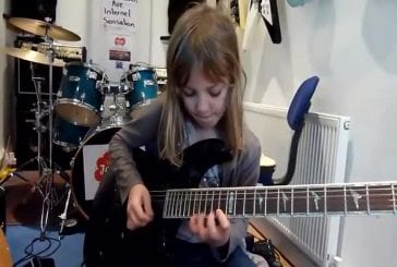 Guitariste de seulement 8 ans
