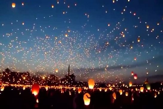 Célébration du solstice d’été avec des lanternes volantes