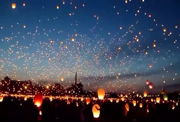 Célébration du solstice d’été avec des lanternes volantes