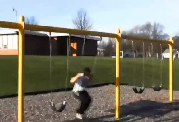 Réaliser un backflip sur une balançoire FAIL