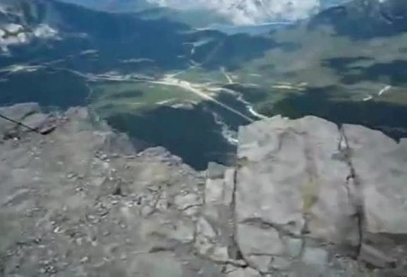 Golfeur sur une falaise FAIL