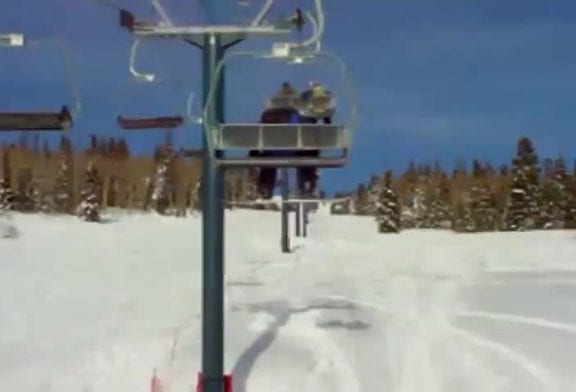 Snowboarder tombe d’un télé-siège et fait un faceplant dans la neige