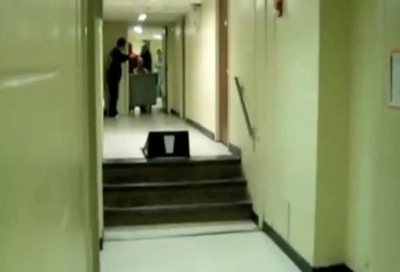 Etudiant tente le saut dans les escaliers FAIL