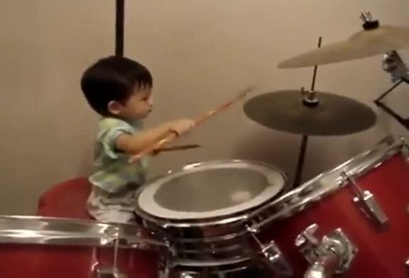 Enfant joue de la batterie comme un pro