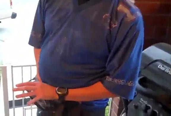 Ce mec a ses boules en feu