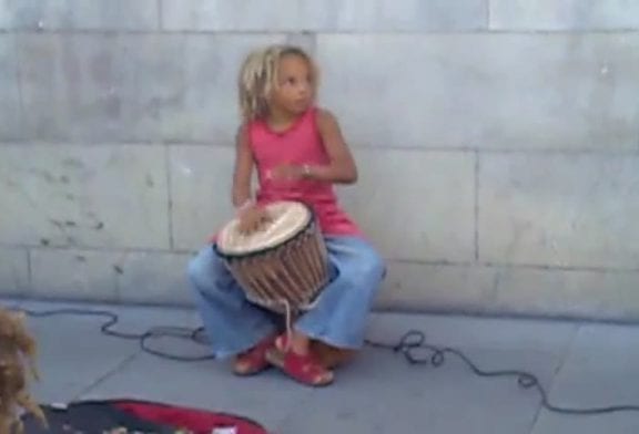 Enfant réalise une incroyable performance avec son Djembe