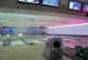 Blonde détruit le plafond d’un bowling