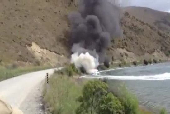 Façon originale d’éteindre un bateau en feu