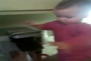 Bébé prépare le café pour ses parents