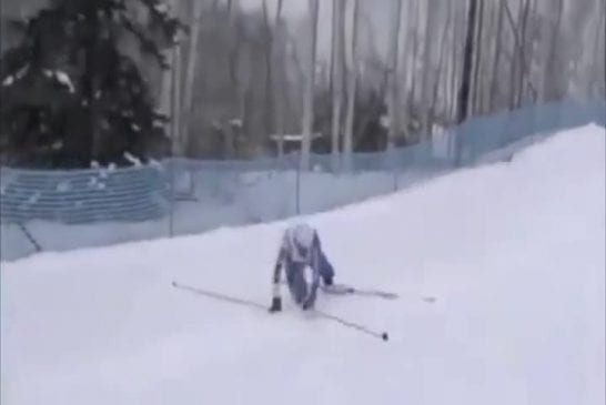 Chute de ski très drôle