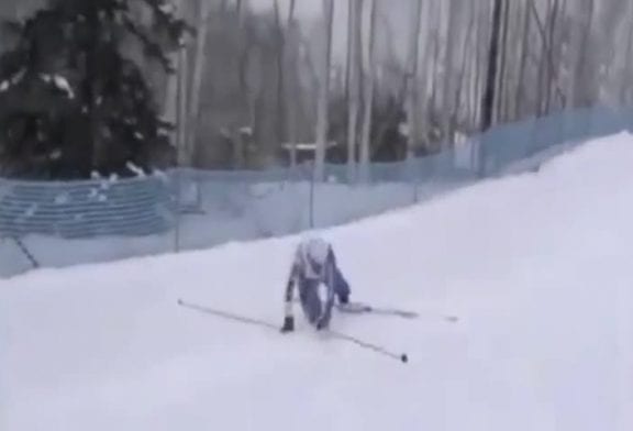 Chute de ski très drôle