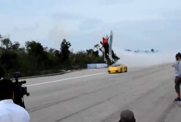 Course entre une Lamborghini et un avion