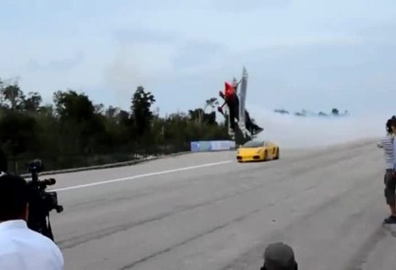 Course entre une Lamborghini et un avion