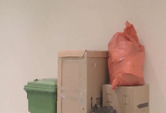 Blague du voleur qui se cache dans une poubelle
