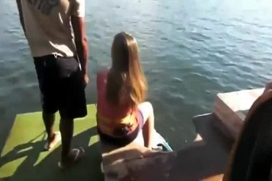 Blonde fait du Wakeboard pour la première fois