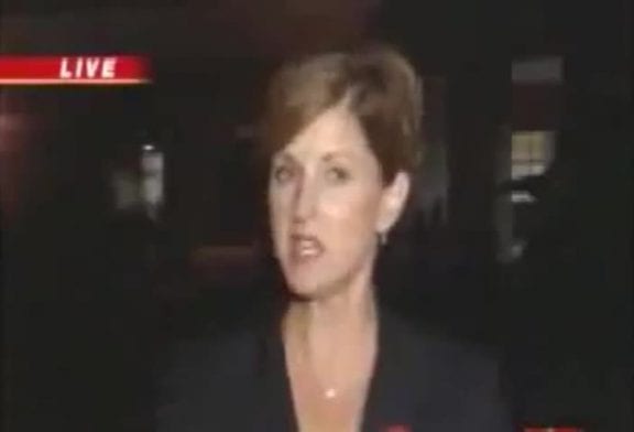 Une journaliste reçoit un baiser surprise