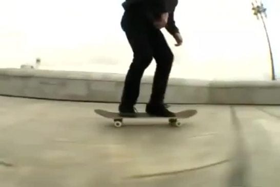 Skater sauvé par son sac à dos