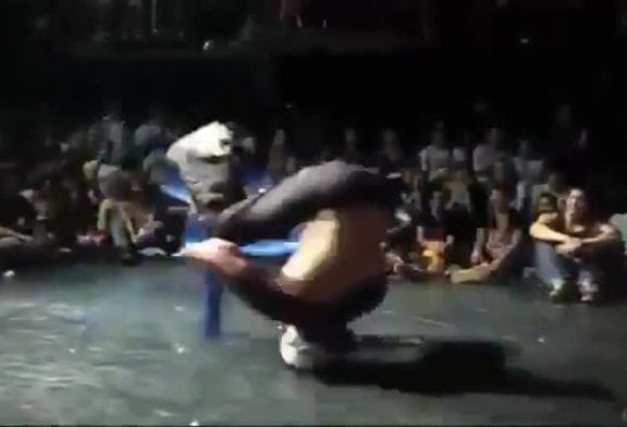 Breakdance avec une chaise