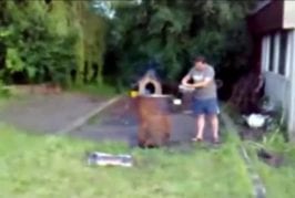 Homme soufflé par l’explosion de ses ordures
