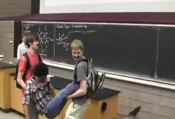 Zorro tue le voleur de la classe