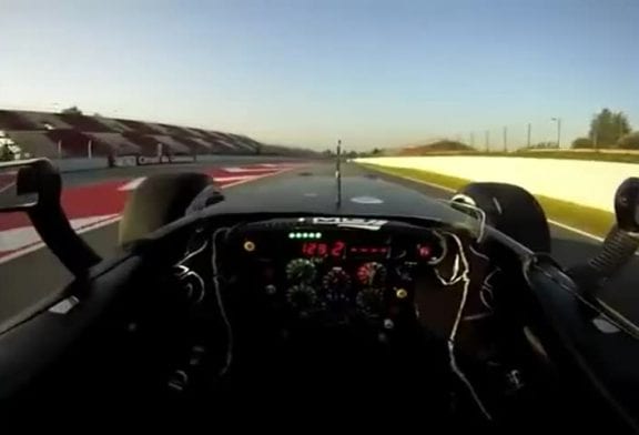 Caméra GoPro sur la tête d’un pilote de formule 1