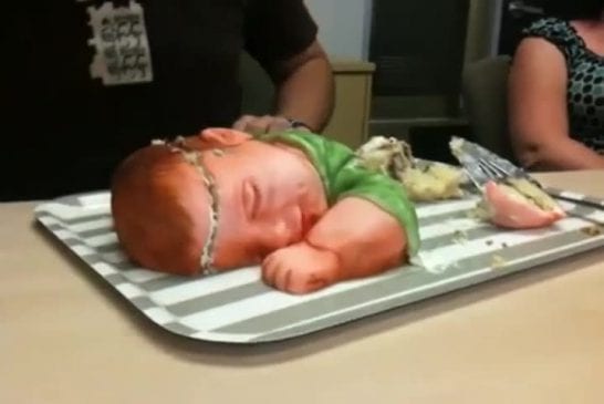 Découper un bébé gateau