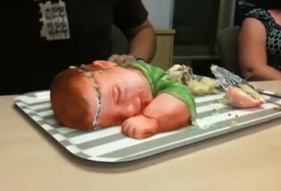 Découper un bébé gateau