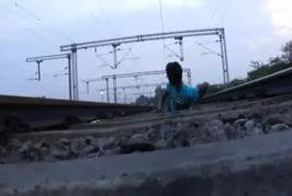 Train passe au-dessus d’un abrutis