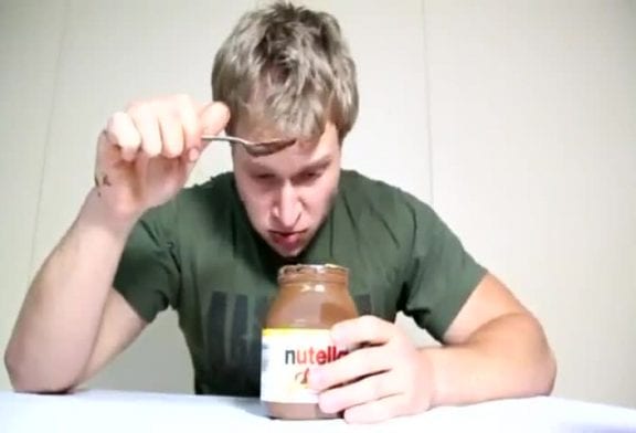 Gars mange un pot entier de Nutella