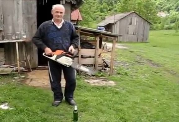 Ouvrir une bière avec une tronçonneuse