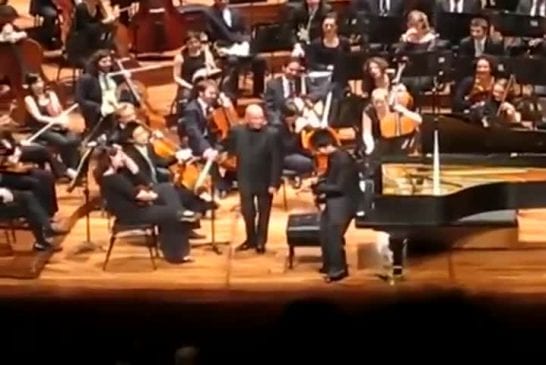 Pianiste joue avec son ipad durant le concert