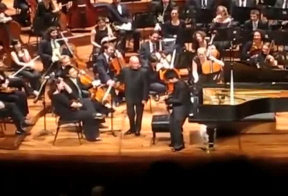 Pianiste joue avec son ipad durant le concert