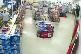 Plombier passe à travers le plafond