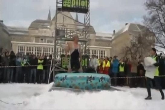 Record du monde de saut dans une piscine peu profonde