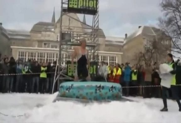 Record du monde de saut dans une piscine peu profonde