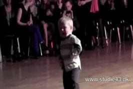 Enfant de 2 ans danse le Jive