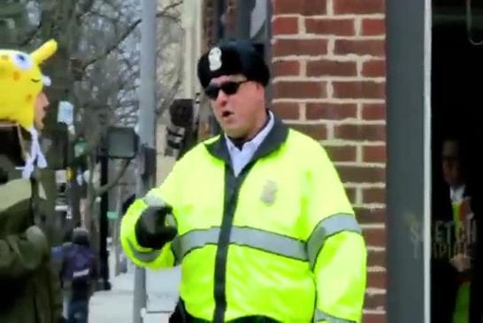 Pisser dans la rue devant la police