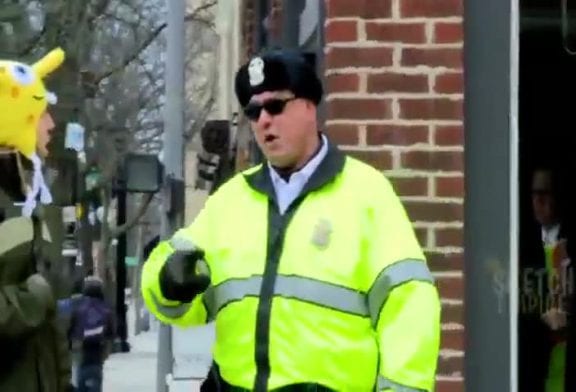 Pisser dans la rue devant la police