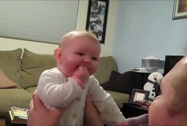 Bébé entend un aspirateur pour la 1ère fois
